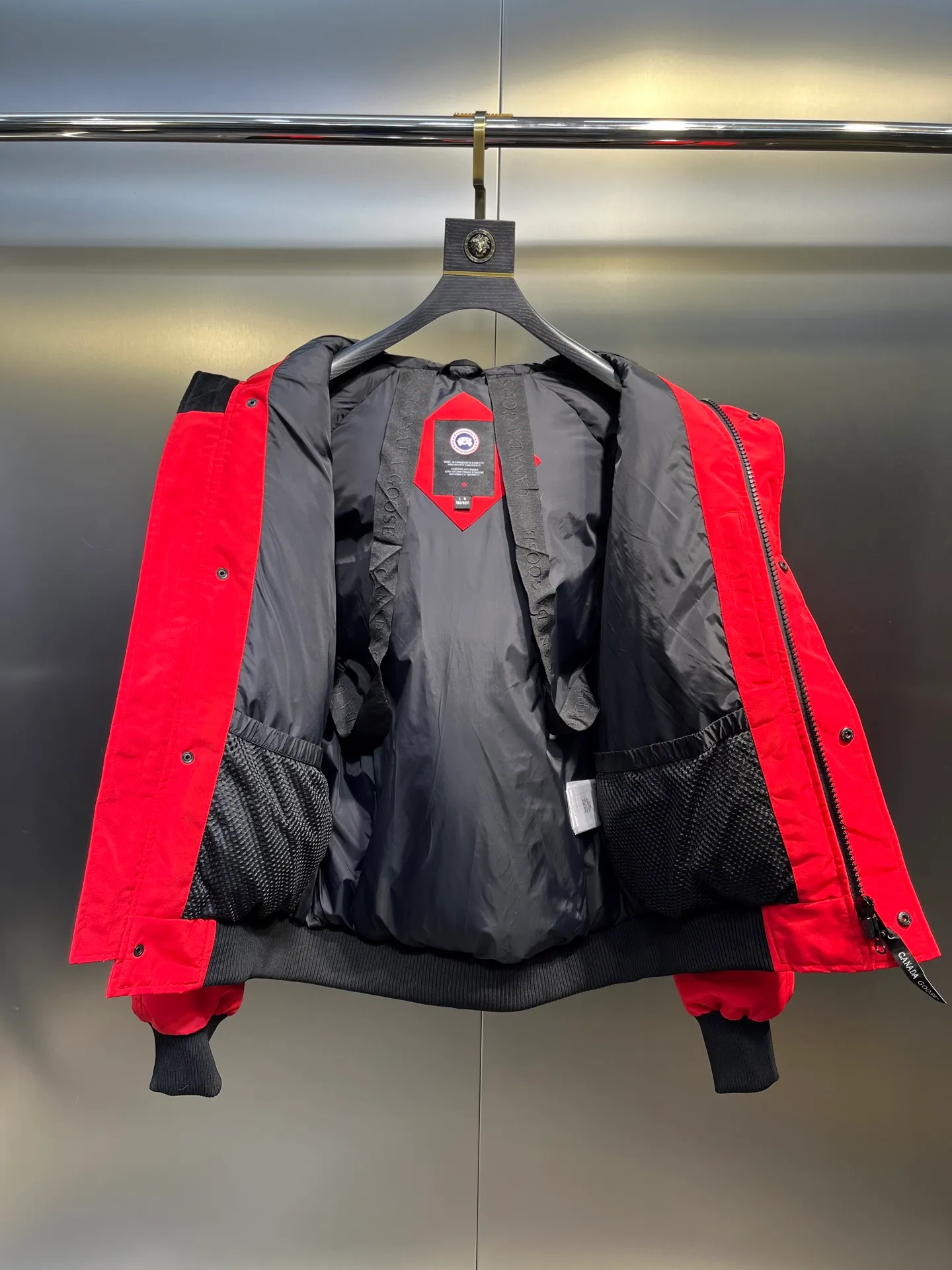 P780 high-end version (new version of Big Goose 01) Canada Goose Canada Goose #Chilliwack 7999M bomber jacket short down jacket/01 model #Men and Women Same Style# ➖ Genuine synchronous anti-counterfeiting chip sensor! ➖ Imported 21S polyester-cotton blended original fabric [last year’s 16S/18S hard fabrics have been completely eliminated, this year all use 21S genuine synchronous fabrics, the soft mid-strap feels delicate and textured], genuine synchronous Feather-Light 10D waterproof coating fabric, made of 84.5 polyester fiber and 15.5 cotton, 100% the best feel in the entire network! ➖ The genuine official website is synchronized with the national standard 80 white duck down, you can check the official website customer service, there will never be a series of misleading claims such as 90 down or goose down! ➖ Using the best nylon lining with double double-layer sealing design, velvet-proof No. 7 needle + grid-filled down ready-made garments, there is 100% no so-called velvet running! ➖ The cuffs are designed with thickened seamless threads, and the collar and pockets are lined with top-quality polar fleece to keep you warm and comfortable! ➖ Yoshida YKK provides original factory-customized electroplated sliders. YKK two-way lockable zippers are tight and smooth and do not peel off paint! ➖ 3M composite guarantees that the Velcro is the same as the original, durable, and all accessories and hardware are custom-made! ➖ Imported BEHRINGER embroidery machine to customize the 10,000-needle embroidery logo, 98% of which can be reproduced to restore the original logo. You can check and compare on the official website! ➖ The fur collars are all made of large pieces of Western Canadian blue wolf hide, ensuring that each fur collar is 13-15cm wide!   Size:XS-XXL